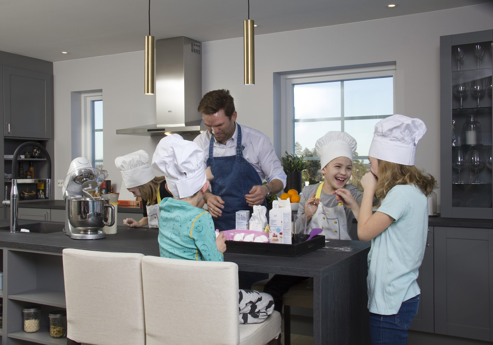 Pappa Per Morten og resten av familien Petersen er samlet på kjøkkenet