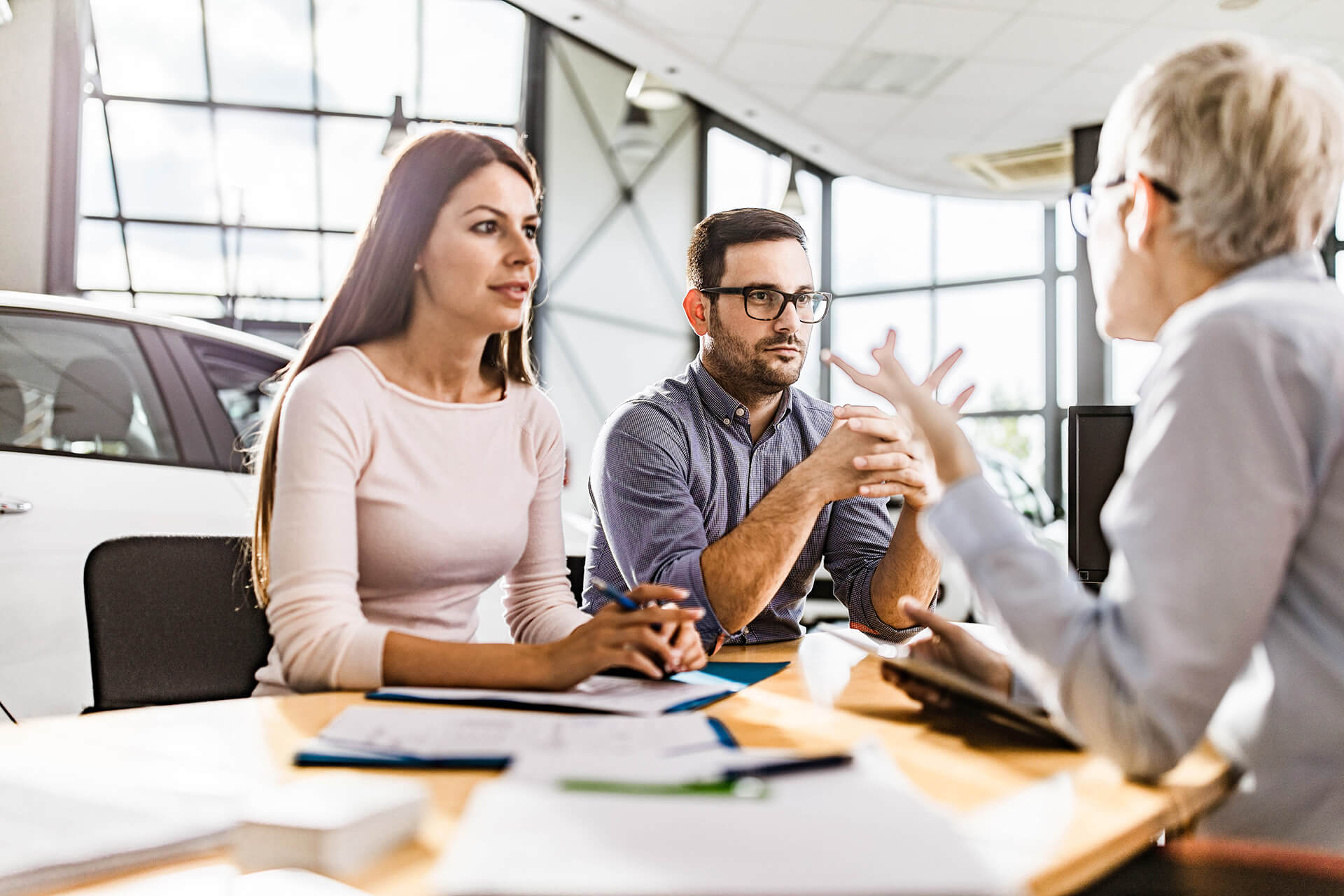 Par trenger billån hos bilforhandler